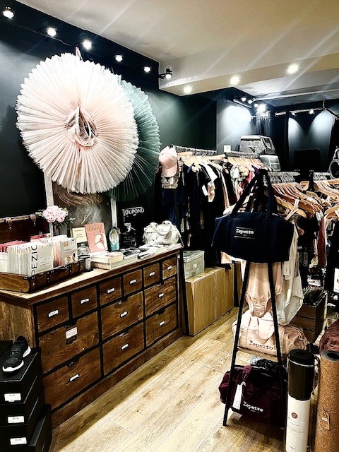 Intérieur de la boutique Riverenza à Boulogne, justaucorps et pointes en présentation